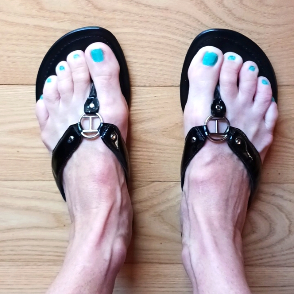 Talbots Flip Flops in Black Patent Size 7 EUC